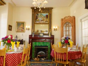 B&B 4 Saisons - Dining room and fireplace
