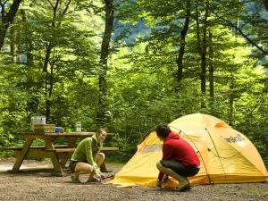 Camping Parc national de la Jacques-Cartier Les Alluvions - pitching a tent