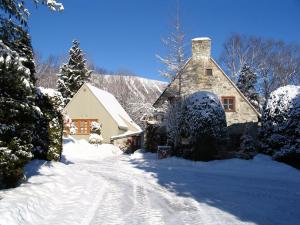 Galerie d'art Mont-Sainte-Anne - exterior view in winter