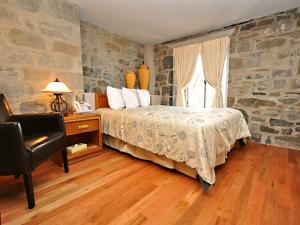 Hôtel Louisbourg - Chambre avec murs de pierre