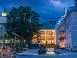 Le Monastère des Augustines - Vue extérieure de soir