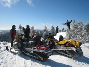 Nord Expé inc. - group of snowmobilers