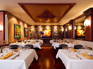 Restaurant-Pub D'Orsay - dining room tables