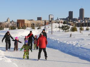 Site des sports d'hiver de la Pointe-aux-Lièvres - Patinage en famille