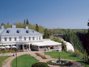Exterior view of Manoir Montmorency located on the site of Parc de la Chute-Montmorency.