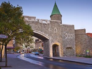 La Porte Saint-Jean qui fait partie du Lieu historique national des Fortifications-de-Québec, en été.