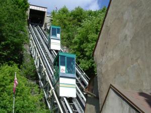 Ascent and descent of the Old Québec funicular in the Petit-Champlain district.