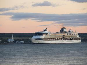 Gîte La Cinquième Saison - cruise ship on the river
