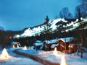 Hébergement Stoneham Condos - chalets at the foot of the mountain in winter