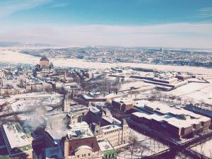 Panorama de la ville de Québec en hiver, vu à partir de l'Observatoire de la Capitale.