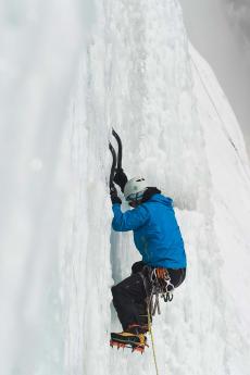 Un grimpeur escalade une paroi de glace au Parc de la Chute-Montmorency.