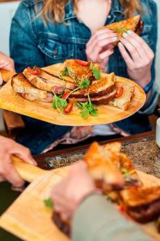 Dégustation de produits locaux lors d'une visites gourmandes