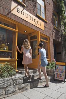 Deux filles qui entrent dans une boutique du Petit-Champlain