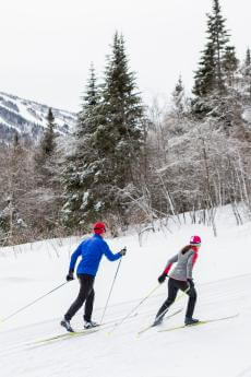 Couple cross-country skiing at Mont-Sainte-Anne.