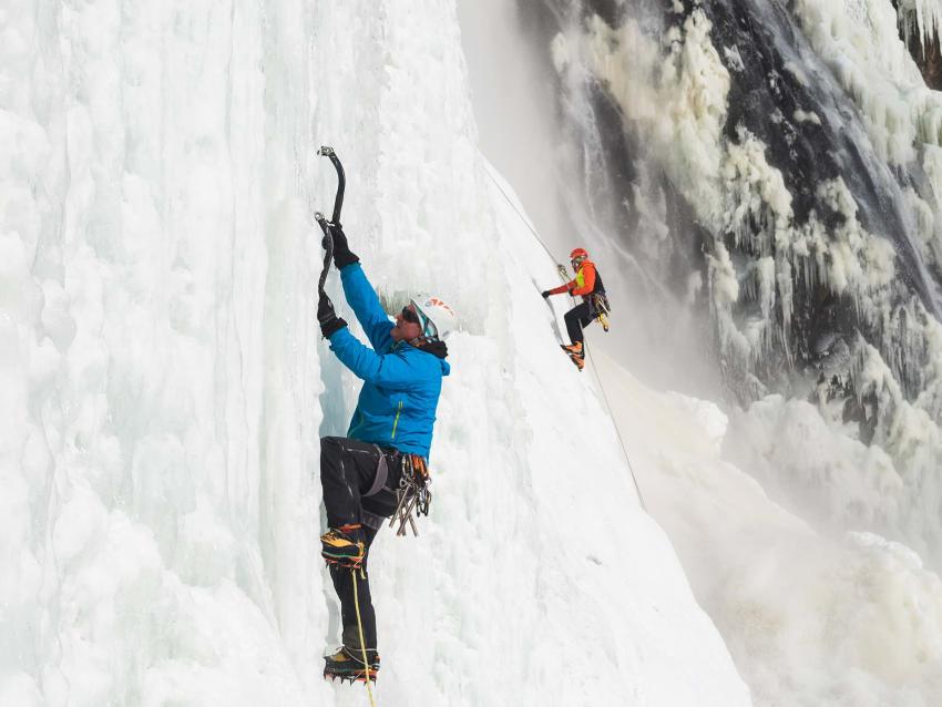 Deux grimpeurs escaladent une paroi de glace au Parc de la Chute-Montmorency.