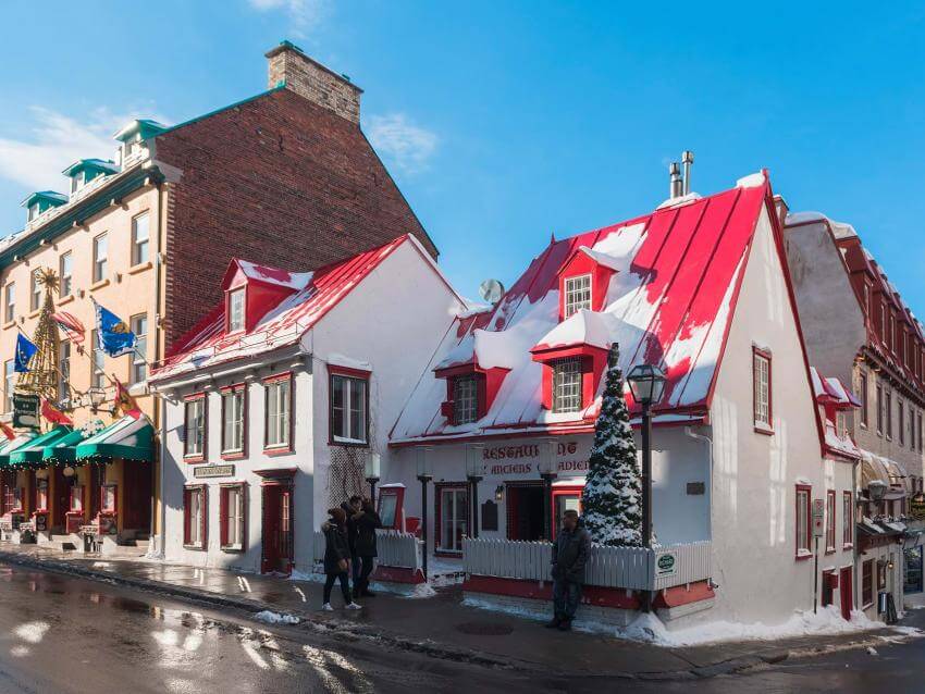 The exterior facade of the restaurant Les Anciens Canadiens, on rue Saint-Louis, in winter.