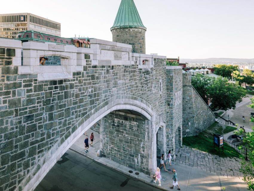Rue Saint-Jean et porte Saint-Jean, vues du haut des fortifications de Québec.