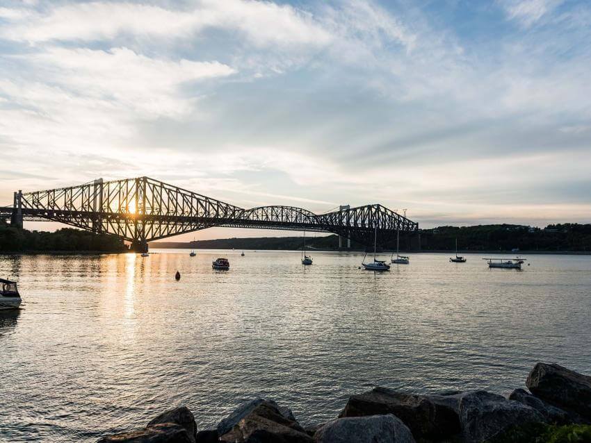 Le pont de Québec et le fleuve Saint-Laurent au coucher du soleil, à partir de la marina de la Chaudière à Saint-Romuald.