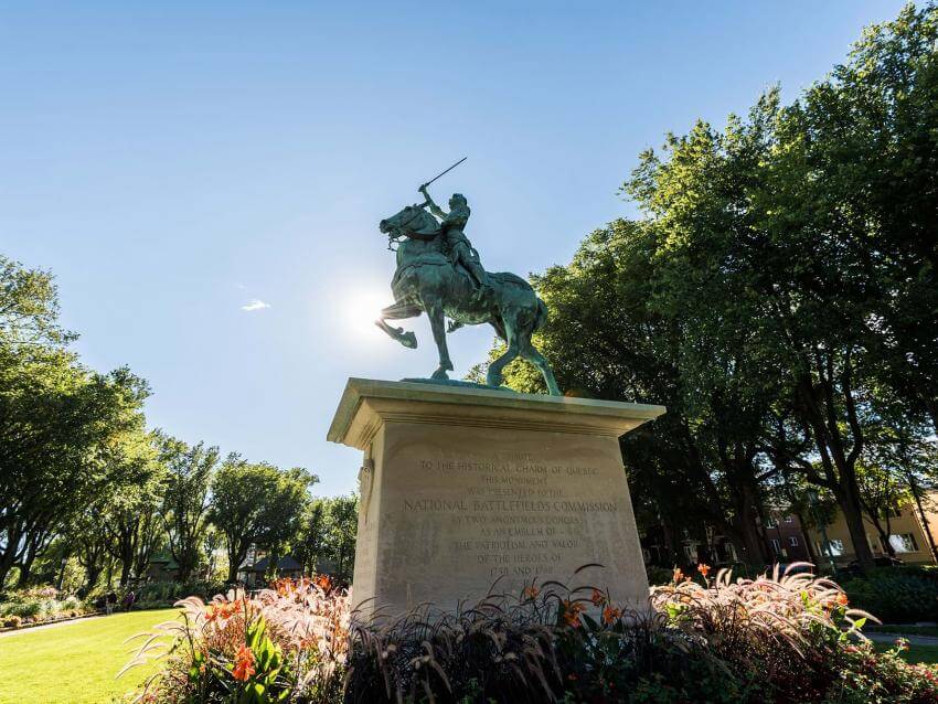 Statue équestre en bronze de Jeanne d'Arc, au coeur du jardin Jeanne-d'Arc.