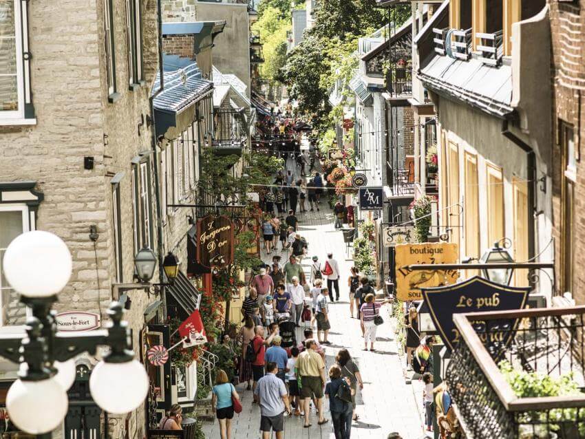 Des touristes marchent sur la rue du Petit-Champlain en été. 