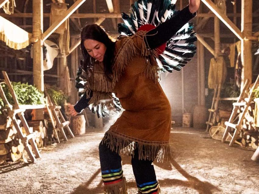 Une danseuse amérindienne performe une danse traditionnelle à l'intérieur de la maison longue à Wendake.
