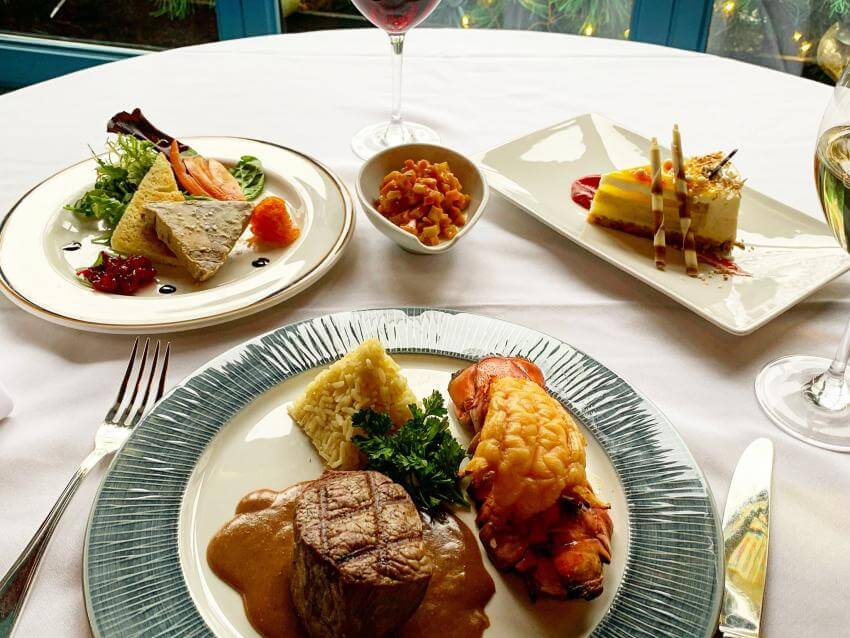 Repas sur une table du Continental