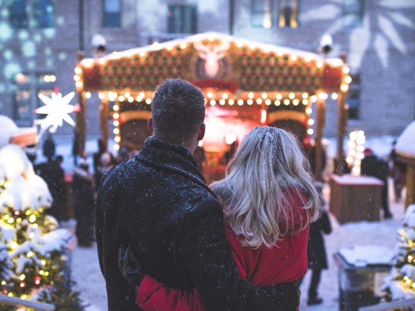 Couple de dos au Marché de Noël allemand