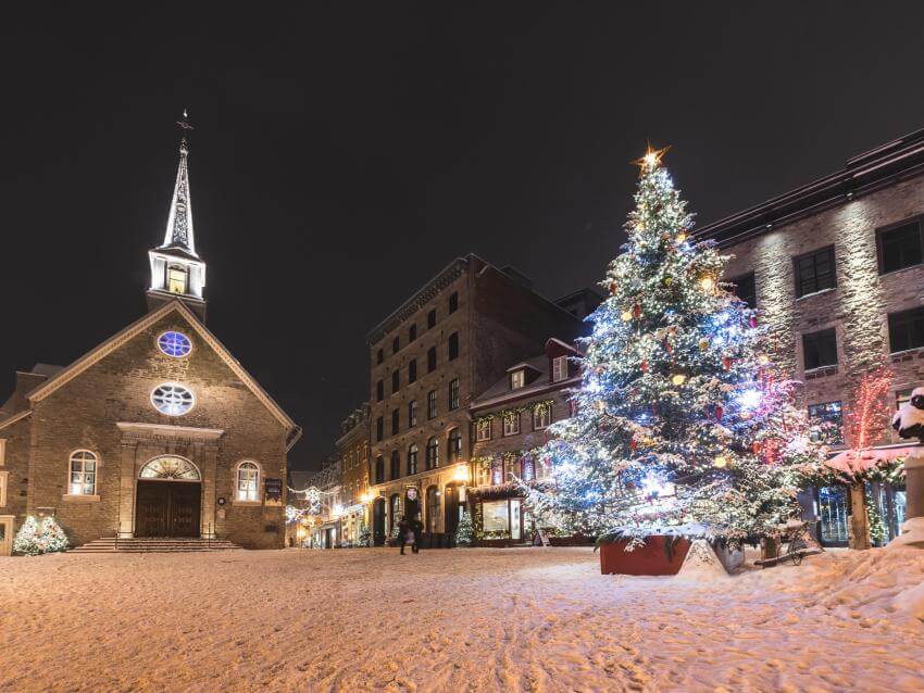 Durant le temps des fêtes, un sapin de Noël géant illumine Place-Royale où se trouve également l'église-Notre-Dame-des-Victoires. 
