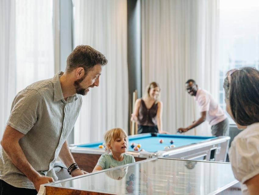 Famille qui joue aux arcades