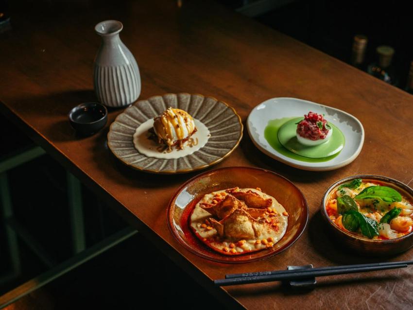 Torii - Buvette japonaise table avec assiettes