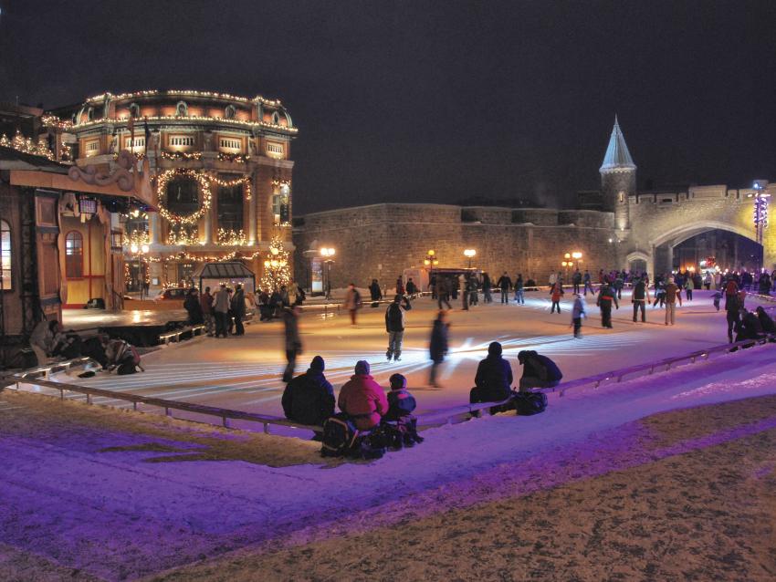 Gens qui patinent le soir