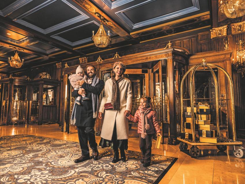 Famille dans le lobby du Château Frontenac