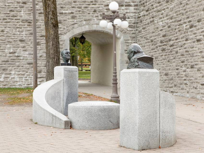 Monument aux conférences de Québec près de la porte St-Louis