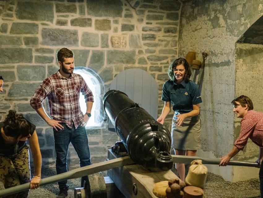 Démonstration tir de canon par Parcs Canada