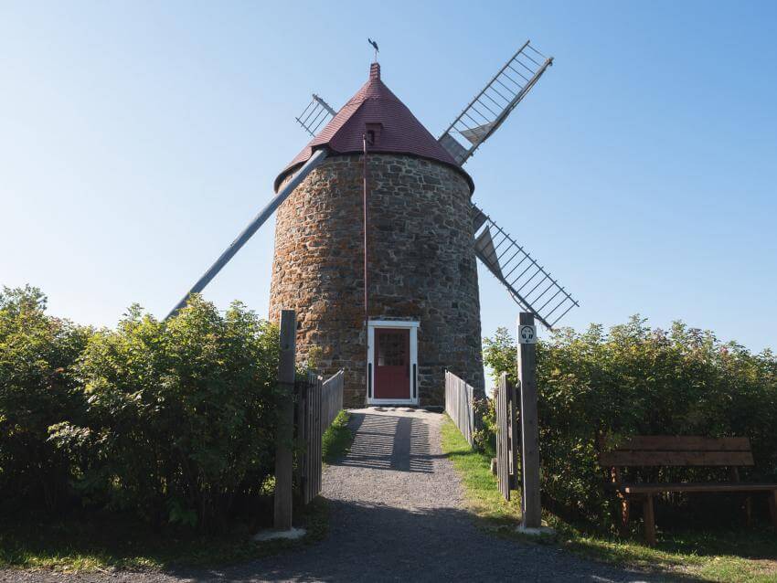 Le moulin situé à l'Isle-aux-Coudres, dans la région de Charlevoix, en été.