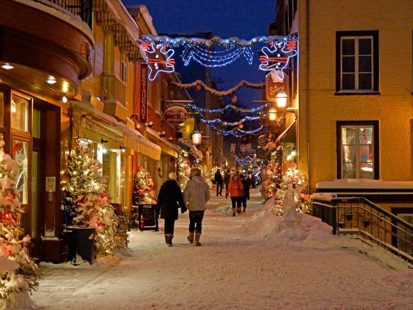 Des gens marchent dans la rue du Petit-Champlain décorée pour Noël