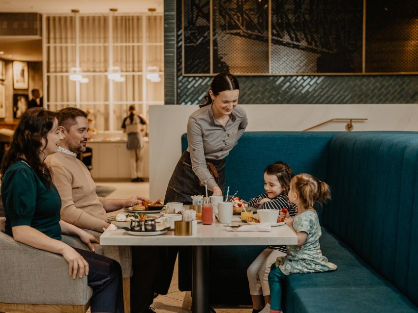 Famille au restaurant du Hilton Québec