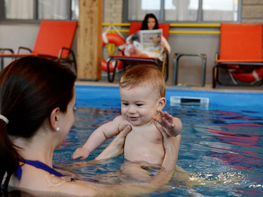 Enfant dans une piscine de l'Hôtel et Suites Le Dauphin Québec