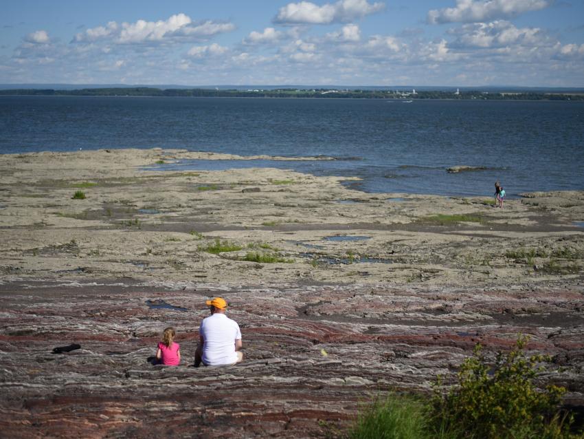 Un père et sa fille sur le grève de St-Jean-de-l'Île-d'Orléans