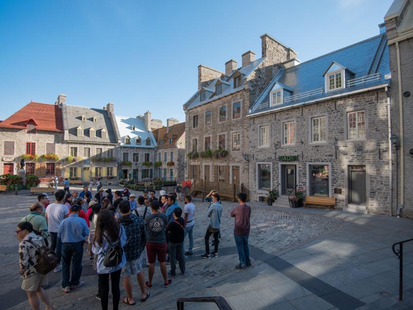 Visiteurs au coeur de la Place-Royale