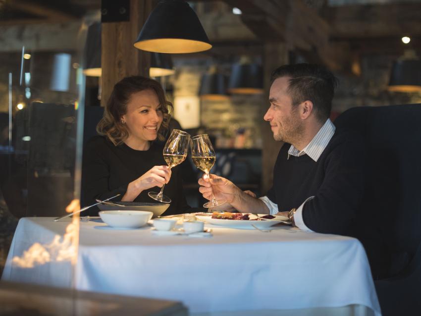 Couple trinquant au restaurant