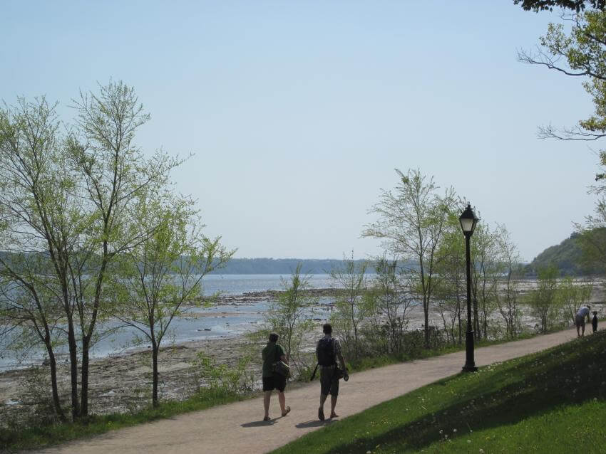  Walkers in the Parc de la plage Jacques-Cartier along the river