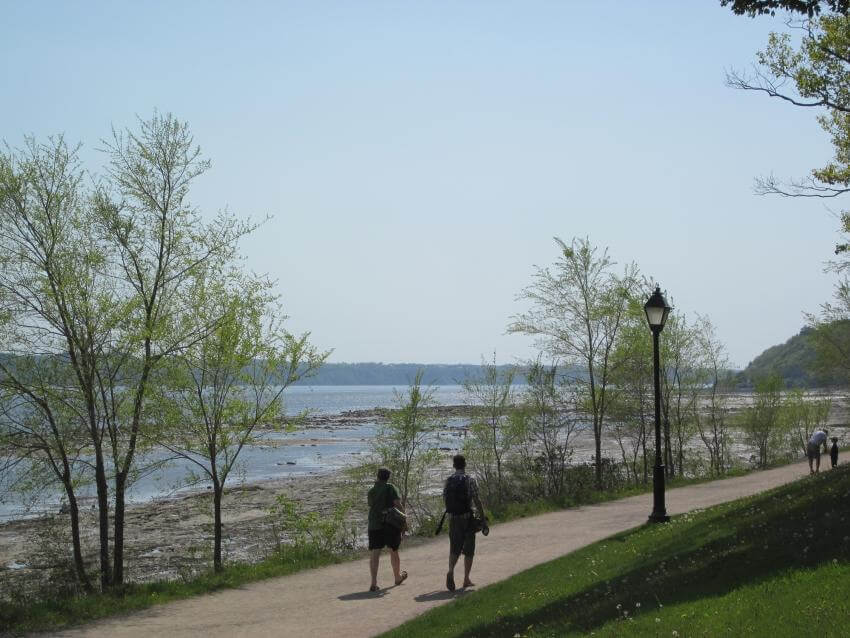 Marcheurs au Parc de la plage Jacques-Cartier le long du fleuve