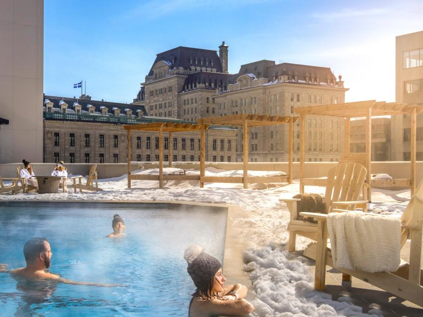 View of the Hilton Québec's heated outdoor pool in winter 
