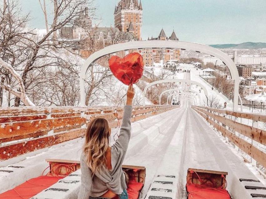 Femme qui descend dans la glissade