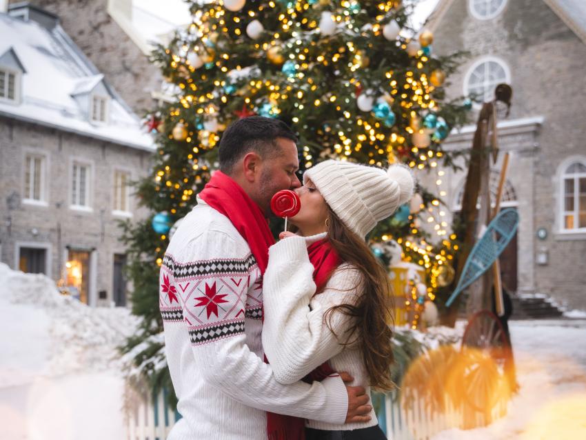 Couple devant le sapin de Noël