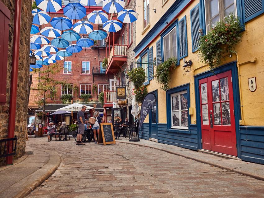 Les parapluies suspendus de la rue du Cul-de-Sac