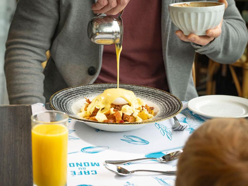 Poutine déjeuner au Café du Monde