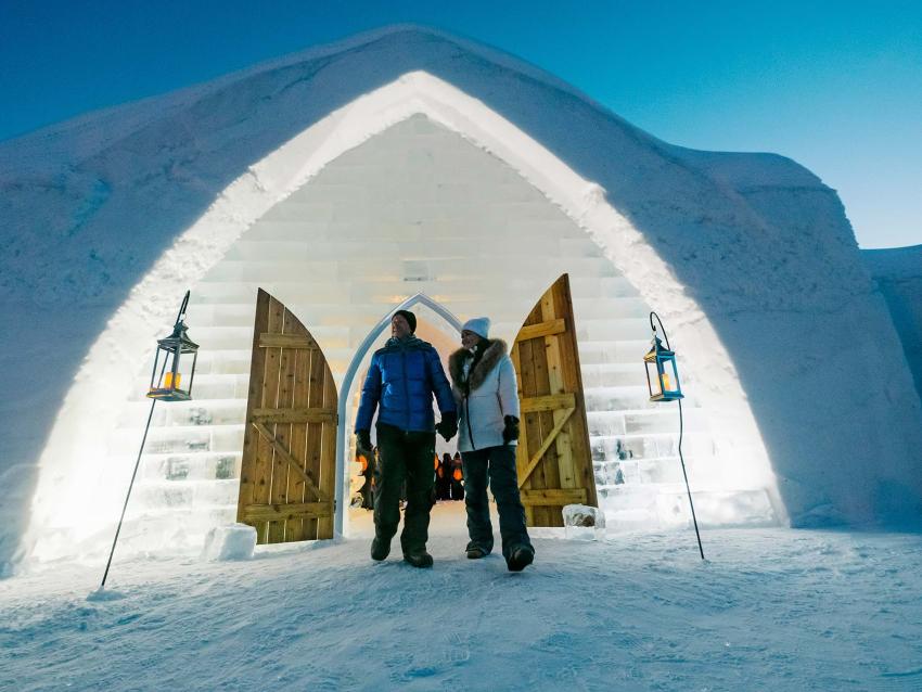 A couple in front og the Ice Hotel at night