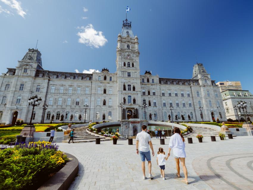 Famille devant le parlement de Québec